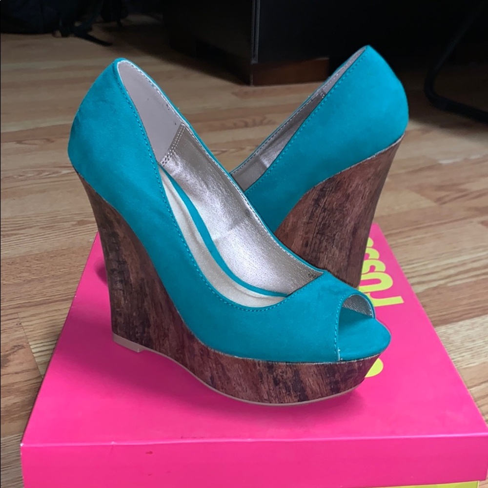 Wedge high heels. New!